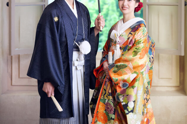 和装姿の二人が凛とした表情で佇むスタジオウェディング写真