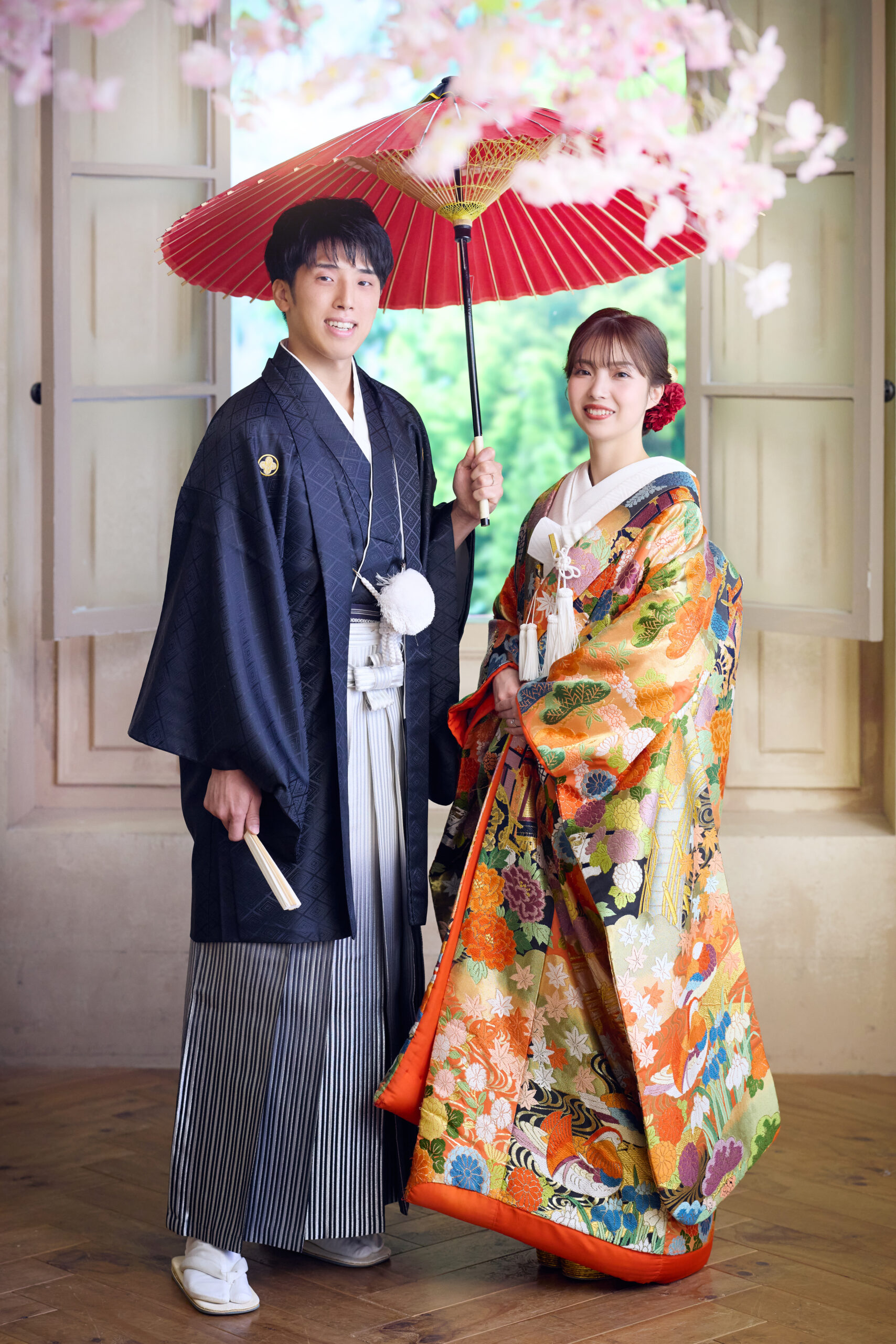 和装姿の二人が凛とした表情で佇むスタジオウェディング写真