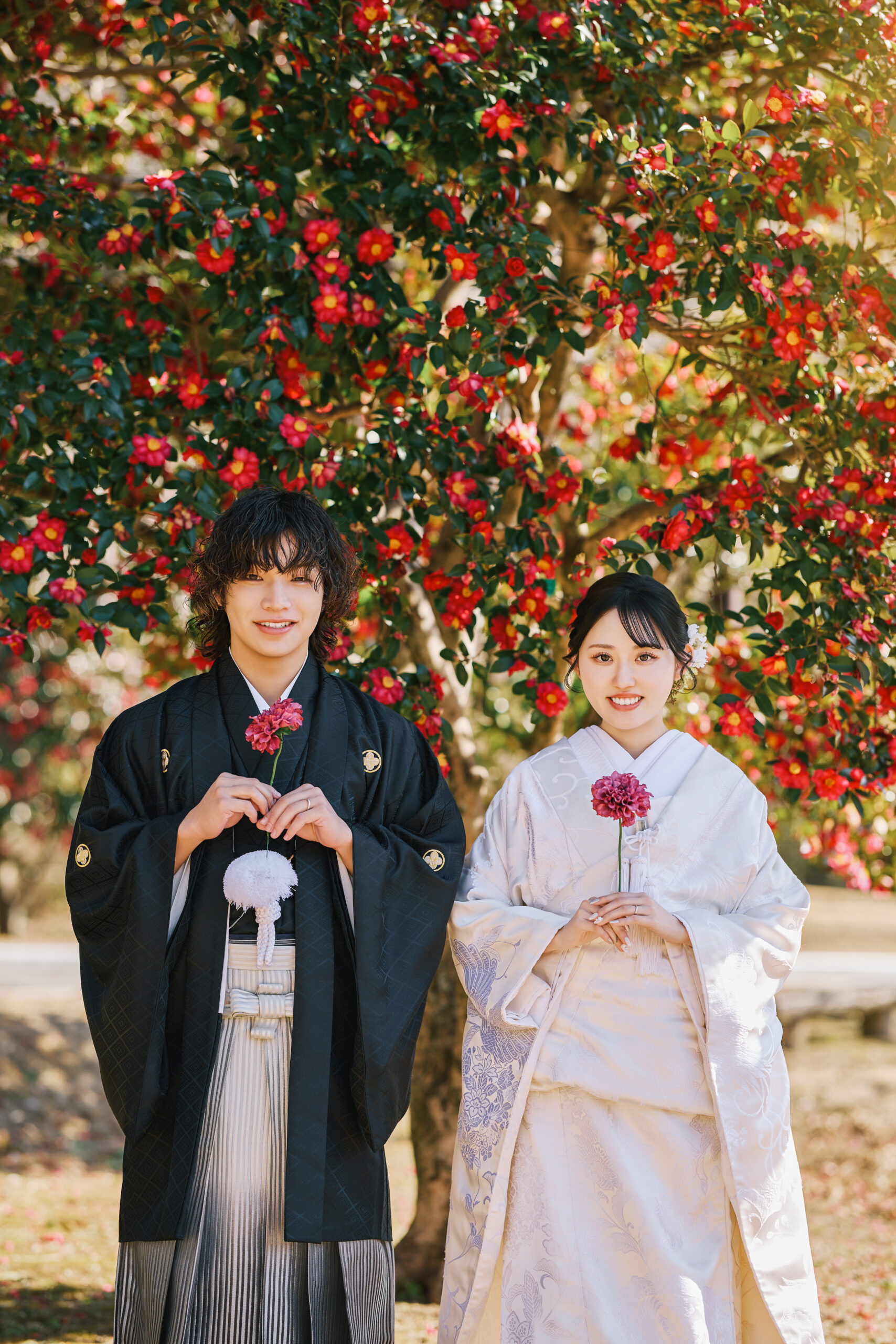 新郎新婦が並んで立つ姿と和装のシルエットを活かした一枚