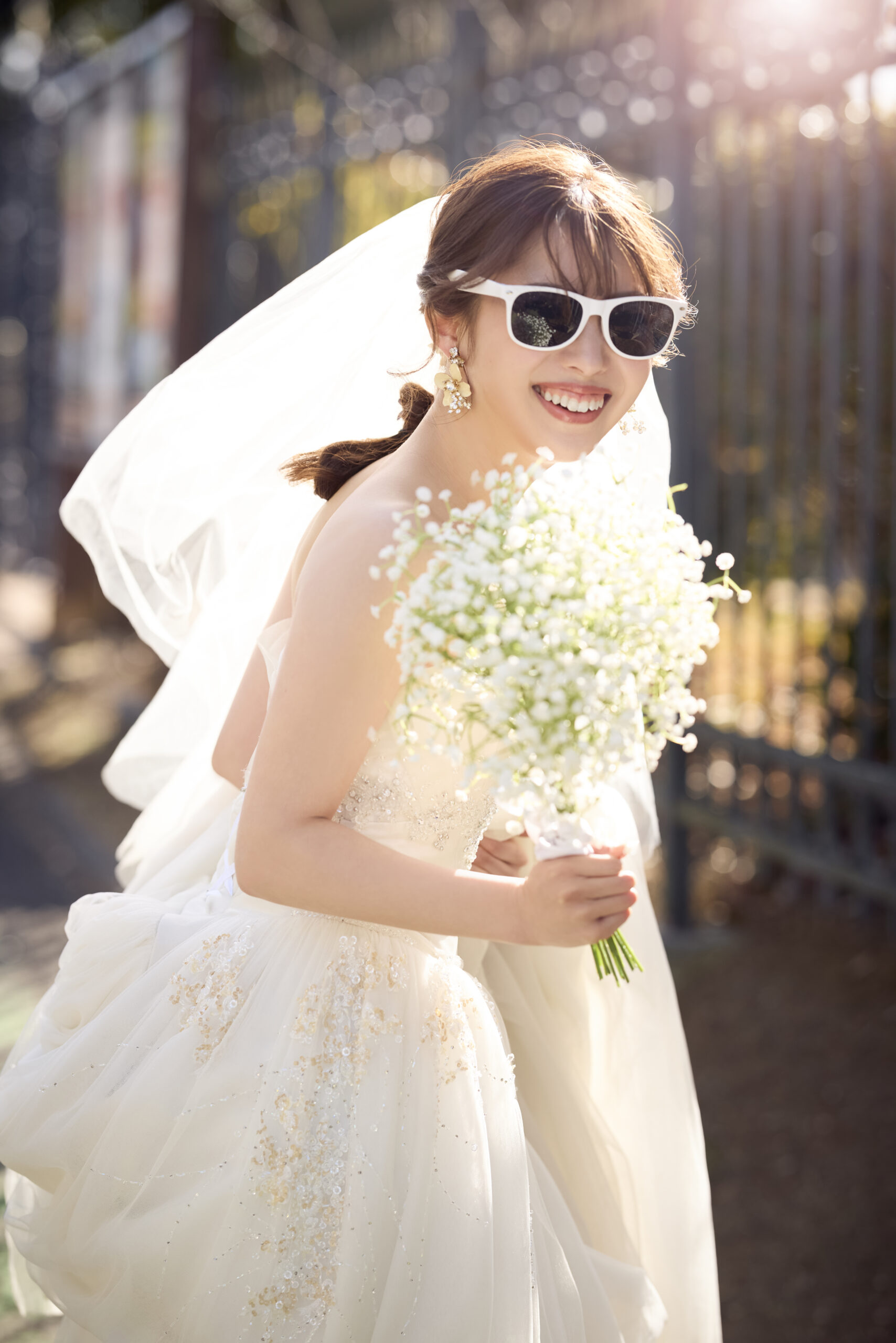 新婦がドレス姿で軽く振り返りながらポーズを決める一枚