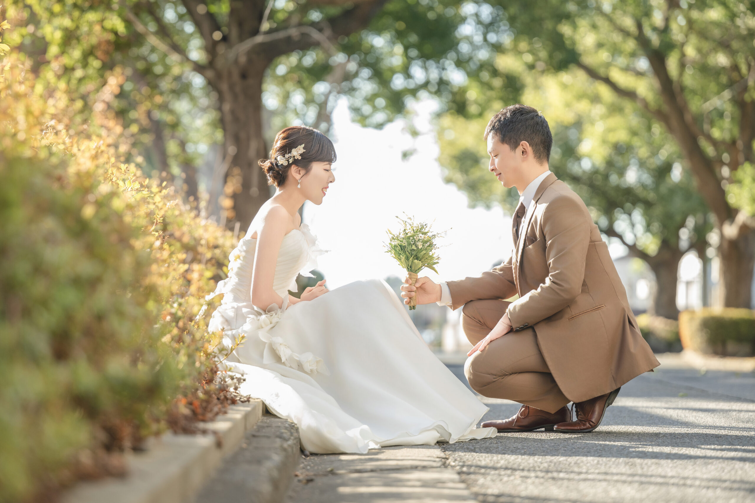 新郎新婦が自然な距離感で並ぶ洗練されたスタジオウェディング写真