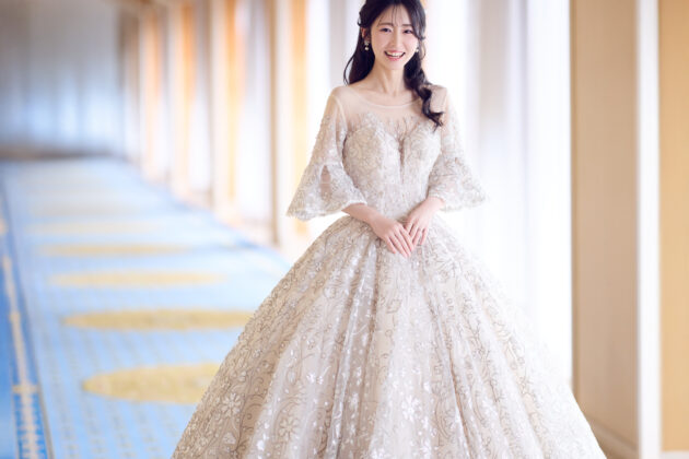 ドレスの存在感と新婦の美しい立ち姿が印象的な一枚