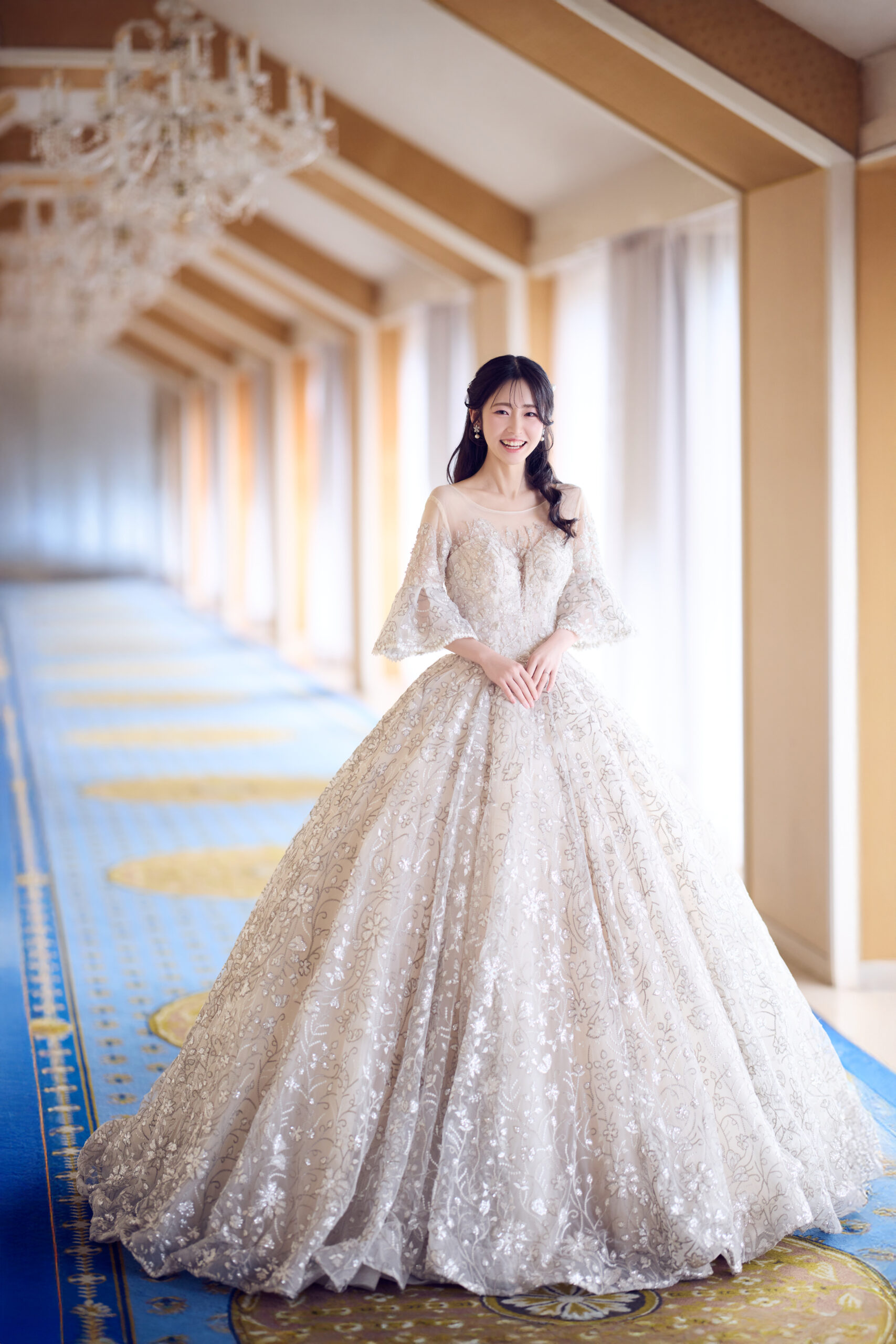 ドレスの存在感と新婦の美しい立ち姿が印象的な一枚
