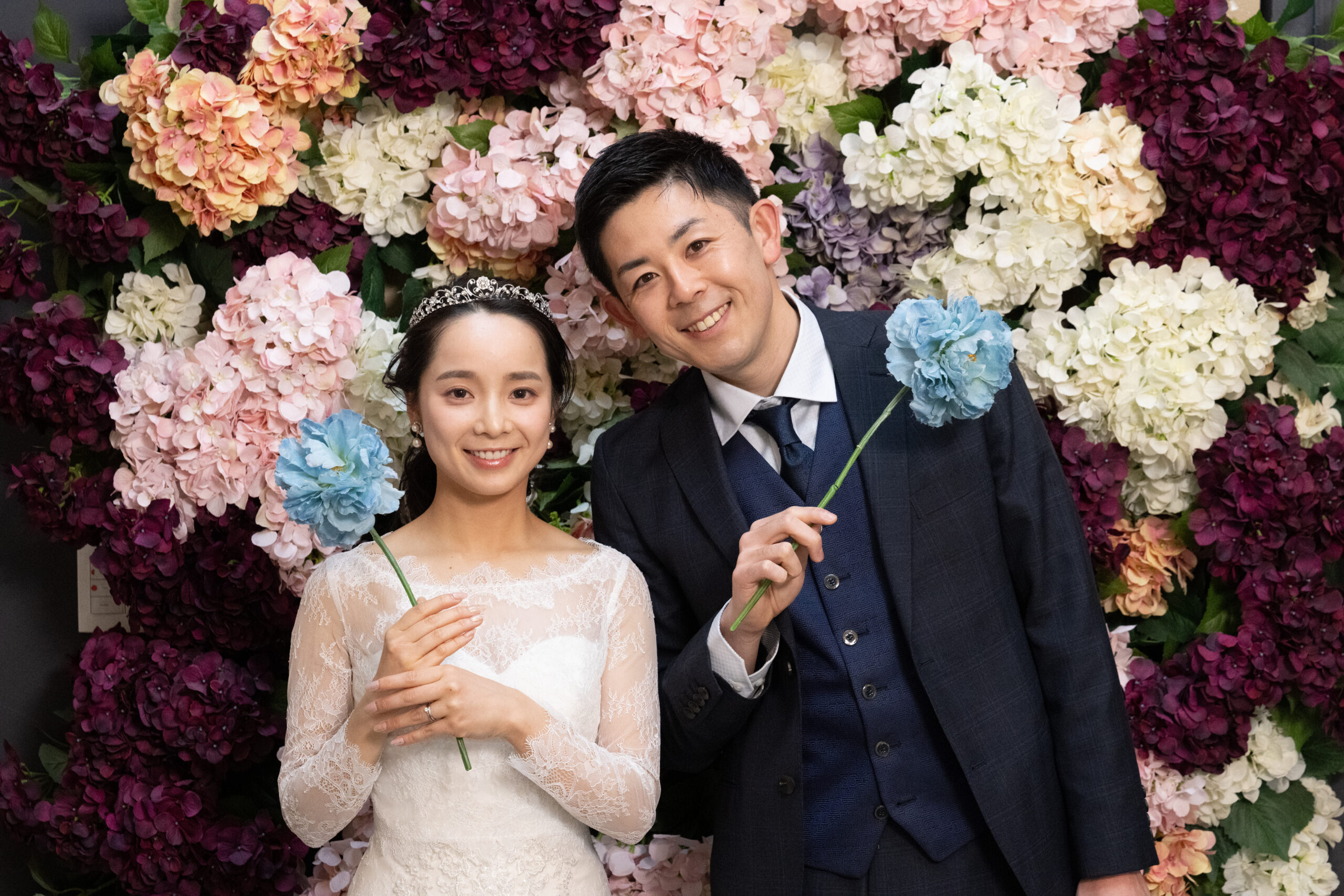 新郎新婦が自然に寄り添いながらスタイリッシュに決めた一枚