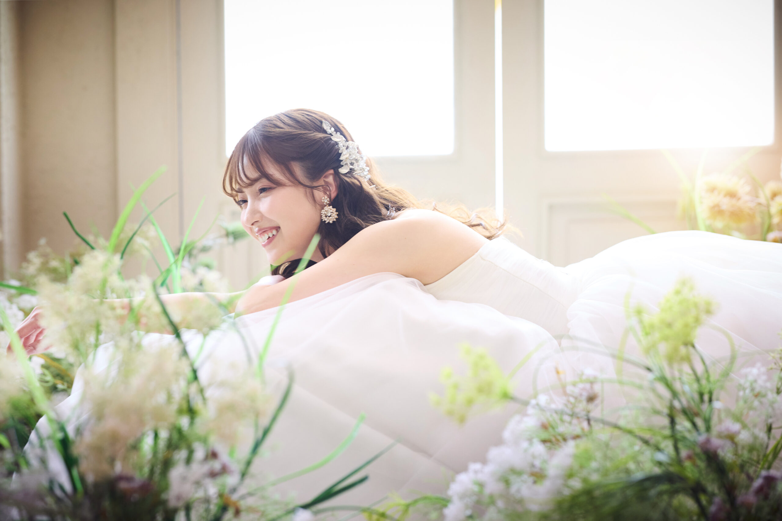 光に包まれた新婦の美しいドレス姿を撮影したウェディングフォト