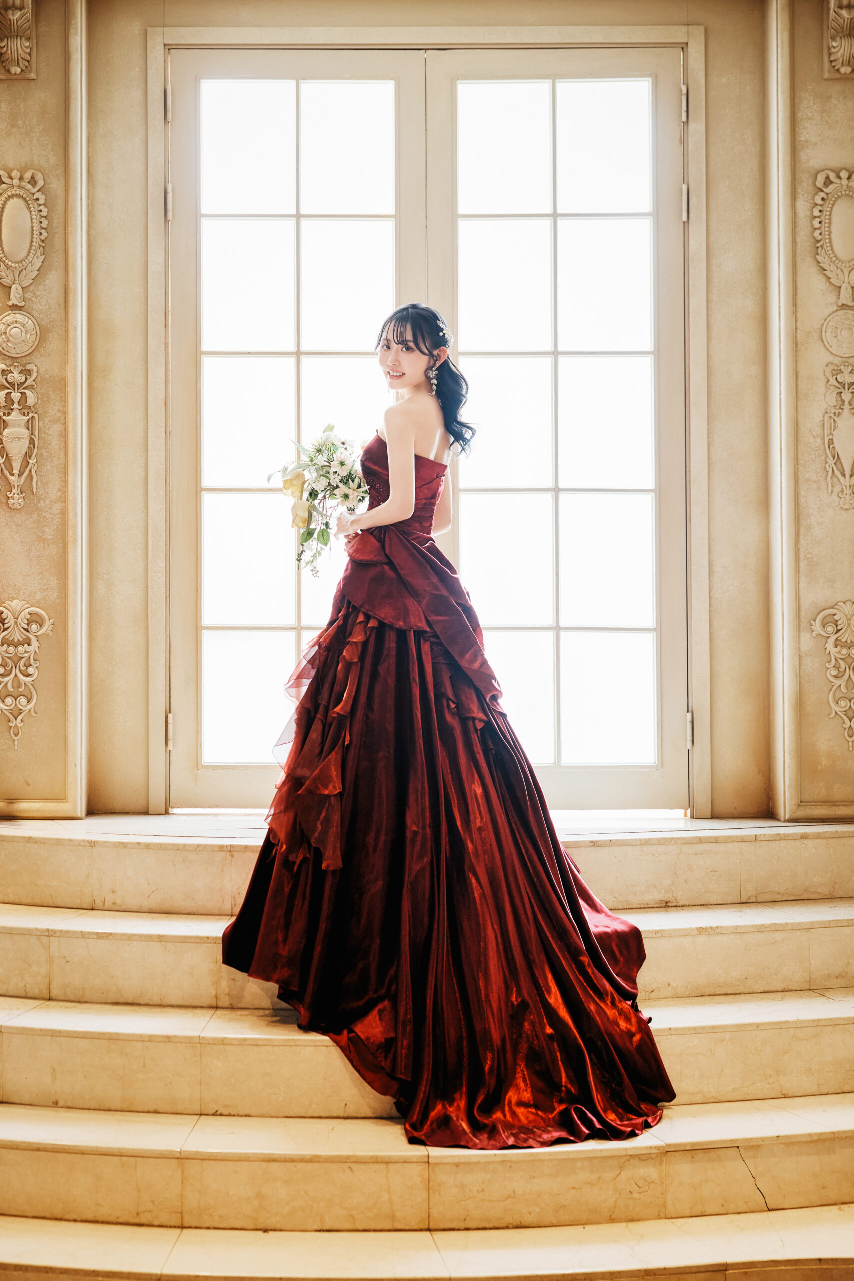 新婦が優雅に立つ姿とドレスのシルエットを捉えたウェディング写真