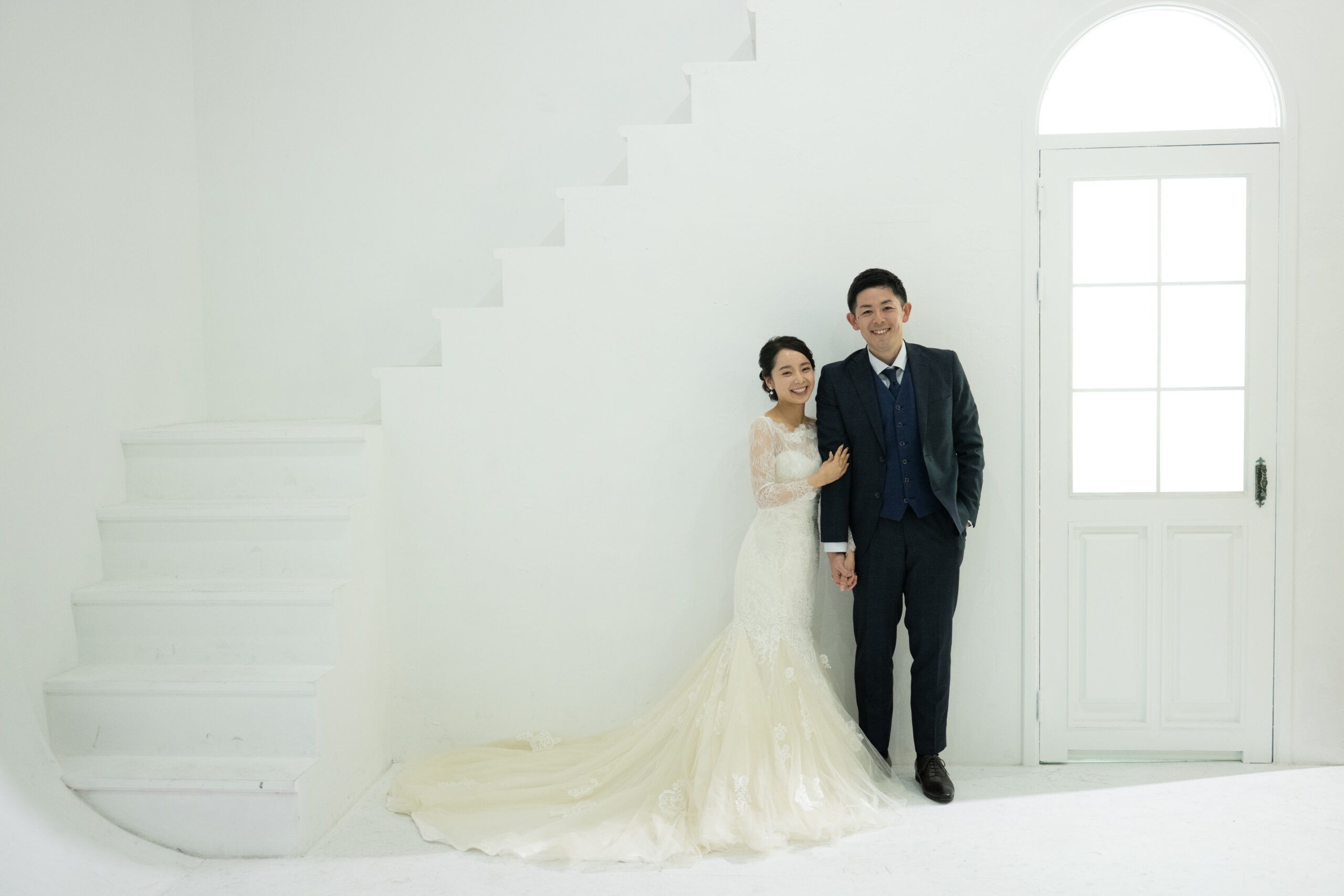 新郎新婦が寄り添って微笑む自然体のウェディングフォト